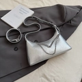 Bolso de hombro plateado metalizado plisado con cadenas y correa ajustable - Plateado