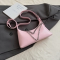 Bolso bajo el brazo de charol rosa brillante con textura plisada y cadena de plata - Rosa