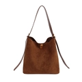 Minimalistische dunkelbraune Beuteltasche aus Wildleder mit breitem Gurt und Goldschloss - Braun