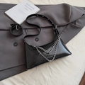 Bolso baguette plisado en negro brillante con cadena plateada y correa de muñeca - Negro
