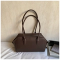 Sac bowling marron en cuir avec texture litchi et fines anses pour un style chic décontracté - Marron