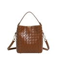 Braune gewebte Bucket Bag aus Leder mit Henkel und goldfarbenen Metallbeschlägen - Karamellbraun