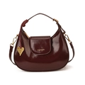 Sac à main rouge foncé brillant avec breloque cœur et bandoulière effet métallique - 24x18x7.5cm / Bordeaux