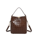 Dunkelbraune geflochtene Beuteltasche mit Lederstruktur, Griff und goldener Hardware - Braun