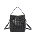 Elegante schwarze geflochtene Beuteltasche mit Tragegriff und goldener Metallschnalle - Schwarz