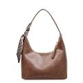 Bolso hobo marrón en cuero sintético con un pañuelo decorativo de seda estampado - Caqui