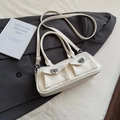 Bolso bowling de cuero sintético crema con dos bolsillos frontales y hebillas plata - Blanco