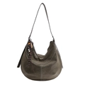 Hobo-Tasche in Olivgrün mit weißen Nähten und Vintage-Anhänger auf weißem Hintergrund - Mit Anhänger / Grün