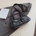 Bolso bowling negro con bolsillos frontales y hebillas plateadas en chaqueta gris - Negro