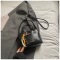 Bolso cubo negro retro con cuentas de madera y correa de hombro en ropa de cama - Negro
