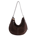 Detail der Hobo-Tasche mit weißen Kontrastnähten und dekorativen Anhängern - Mit Anhänger / Braun