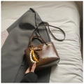 Bolso bandolera de cuero sintético marrón con colgante de cuentas y logo - Marrón