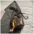 Bolso bandolera de cuero marrón con colgante de cuentas de madera y letras moda - Marrón