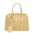 Borsa tote giallo chiaro in pelle a grana con manici e ciondolo ovale decorativo - Giallo