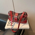 Retro-Schultertasche mit Leopardenmuster, rotem Lederbesatz und Metallschnalle - Rot