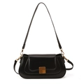 Detalle del bolso baguette negro brillante con hebilla magnética dorada y bandolera - Negro