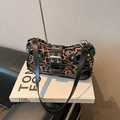 Retro-Schultertasche mit Leopardenmuster, silberner Schnalle und schwarzem Lederriemen - Schwarz