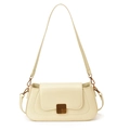Detalle de bolso baguette de cuero blanco roto con hebilla de bronce y dos correas - Blanco