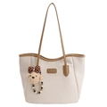 Bolso tote beige con asas marrones y colgante de oso, ideal para el uso diario moderno - Con Colgante / Blanco