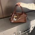 Dunkelbraune Boston-Tasche im Retro-Stil mit Leoparden-Pompon und Herz-Anhänger - Mit Anhänger / Braun