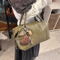 Boston-Handtasche in Olivgrün mit Herz-Leopard-Plüschanhänger und Griffen - Mit Anhänger / Dunkelgrün