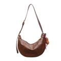 Bolso de media luna marrón en ecopiel con correa ajustable y colgante de oso suave - Con Colgante / Marrón