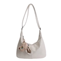 Borsa a tracolla minimalista beige a forma di mezzaluna con ciondolo a orsetto - Con Ciondolo / Bianco