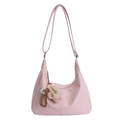 Borsa hobo rosa in ecopelle martellata con tracolla e ciondolo in peluche morbido - Con Ciondolo / Rosa