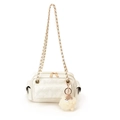 Weiße gesteppte Tasche aus Kunstleder mit Goldkette und weichem Plüschanhänger - Mit Anhänger / Weiß
