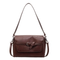 Bolso de hombro en cuero marrón oscuro con hebilla de metal y correa ajustable - Marrón