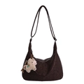 Borsa hobo minimalista marrone scuro a mezzaluna con peluche di alpaca bianco - Con Ciondolo / Marrone