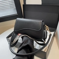 Sac bandoulière noir vintage avec rabat ondulé et boucles dorées dans une boîte cadeau - Noir