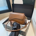Sac à bandoulière en cuir marron avec rabat ondulé, deux sangles et coffret cadeau - Marron