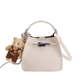 Sac seau beige texture litchi avec fermoir argenté et pendentif ours en peluche - Avec Pendentif / Blanc Cassé