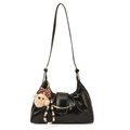 Bolso de hombro minimalista negro brillante con hebilla dorada y amuleto de osito - Con Colgante / Negro