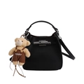 Bolso cubo de cuero negro con grabado lichi, asa superior y colgante de oso de peluche - Con Colgante / Negro