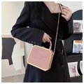 Rosa sechseckige Handtasche mit Goldrahmen und Kettenriemen am Model präsentiert - Rosa