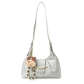 Bolso de hombro plisado azul claro con hebilla dorada y colgante de oso adorable - Con Colgante / Azul