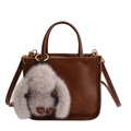 Dunkelbraune Leder-Beuteltasche mit süßem Plüschhasen-Anhänger und Trageriemen - Mit Anhänger / Braun