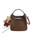Bolso cubo marrón de cuero lichi con cierre de plata y un colgante de oso de peluche - Con Colgante / Caqui