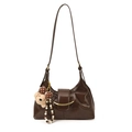 Bolso de hombro marrón oscuro en charol con adorno dorado y amuleto de osito - Con Colgante / Marrón