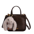 Dunkelbraune Mini-Handtasche mit grauem Plüschhasen-Anhänger und goldfarbenen Details - Mit Anhänger / Braun
