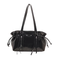 Elegante borsa sottobraccio in vernice nera con finitura lucida e cerniere decorative - Nero