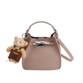 Sac seau rose élégant avec fermoir argenté et pendentif ours mignon sur fond blanc - Avec Pendentif / Vieux rose