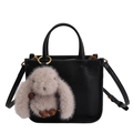 Schicke schwarze Mini-Tragetasche mit Kunstlederstruktur und Plüsch-Hasen-Anhänger - Mit Anhänger / Schwarz