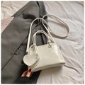 Borsa in pelle verniciata bianca lucida con ciondolo a cuore e tracolla coordinata - Stile con Ciondolo a Cuore / Bianco