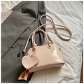 Dettaglio mini borsa quadrata rosa chiaro con ciondolo a cuore su blazer grigio - Stile con Ciondolo a Cuore / Rosa