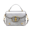 Gelede zilveren crossbodytas met metallic afwerking en gouden ovale draaisluiting - Zilver