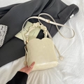 Sac seau blanc crème minimaliste avec poignée à volants et détails cœur - Poche zippée