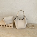 Détail du sac seau en cuir litchi crème avec sa pochette zippée assortie - Avec Pendentif / Blanc